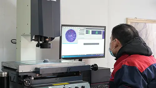 날카로운 시각과 정확한 지도로 금형 품질 방어선을 확고히 구축합니다.